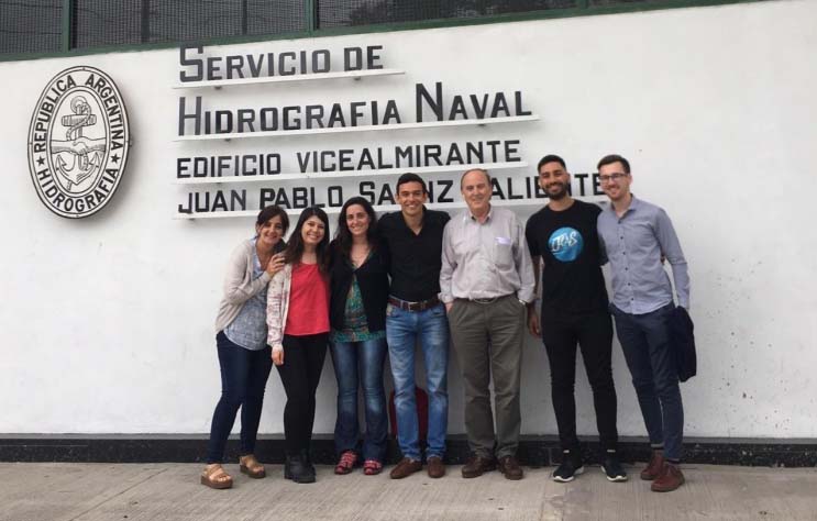 Izquierda a derecha: Lic. Ana Paula Osiroff, Dra. Carolina Kahl (investigadores de la Sección Dinámica Oceánica-SHN), Lic. Constanza Llorente (investigadora de Química Oceánica-SHN), Mg. César Bernal (Jefe LABCAM-INVEMAR), Lic. Carlos Balestrini (investigador de la Sección Dinámica Oceánica-SHN), David Gianini (Técnico químico-SHN) y estudiante doctoral Lisandro Arbilla (CONICET-SHN)