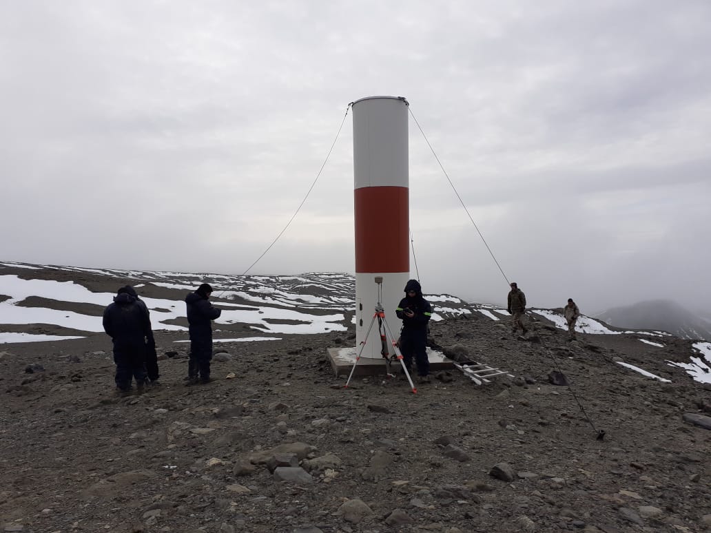 Torreros trabajando en la baliza mientras la Capitán Borjas efectúa las mediciones topográficas.