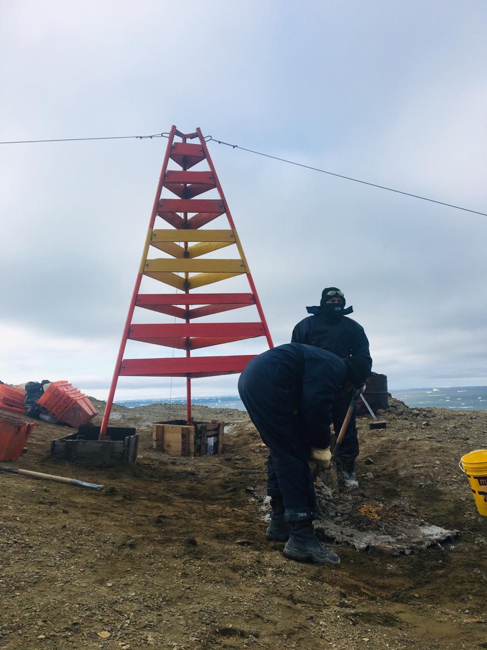 Los torreros erigiendo la nueva baliza Pierrou.